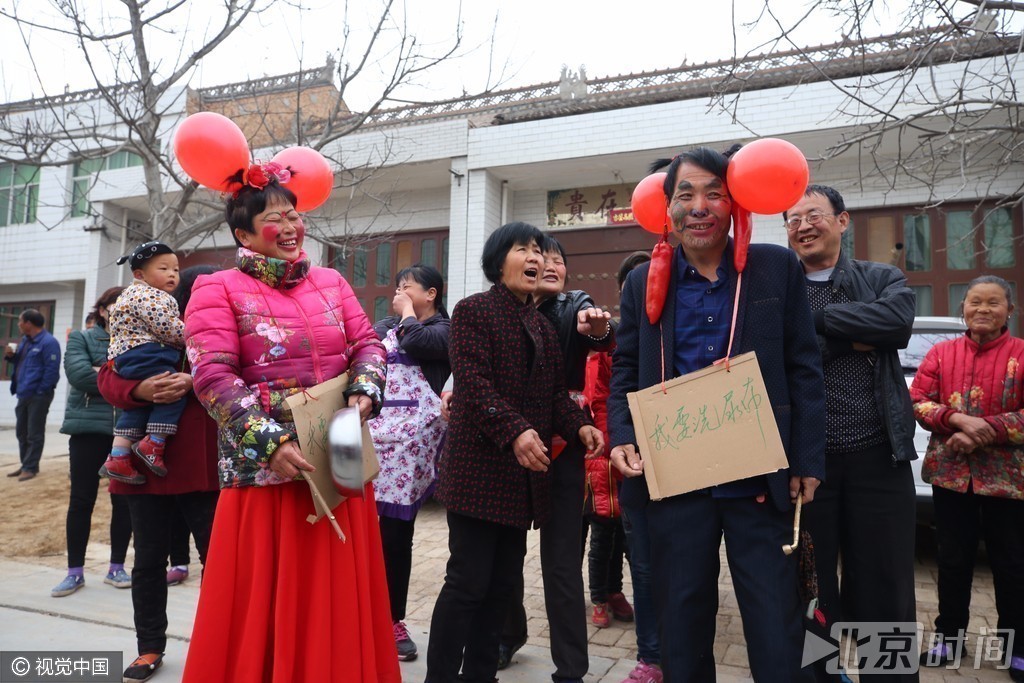 陕西咸阳:农村婚礼上公婆彩妆走秀 新人跨火堆