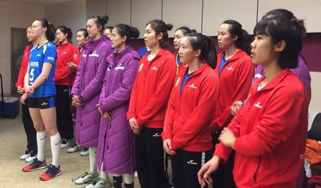 江苏女排认真聆听领导讲话,惠若琪张常宁表情