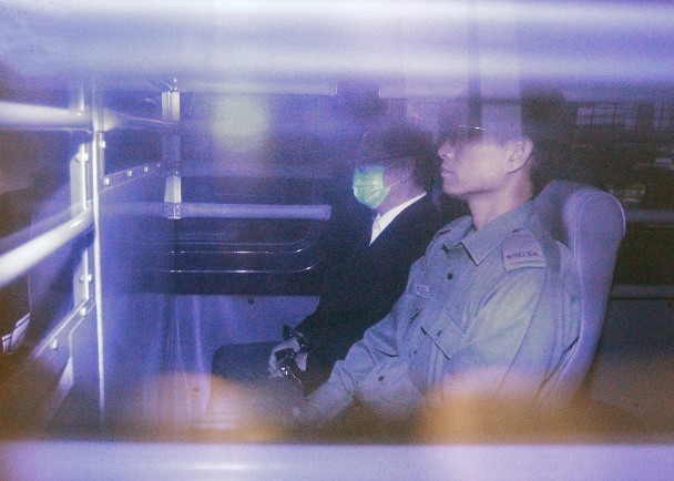 1489373730447378.jpg 曾荫权今早一身西装打扮,双手被扣上手铐,未戴标志性领结。
