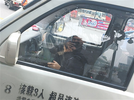 父亲钥匙留车里 7岁娃儿开车险撞人|孩子|男孩