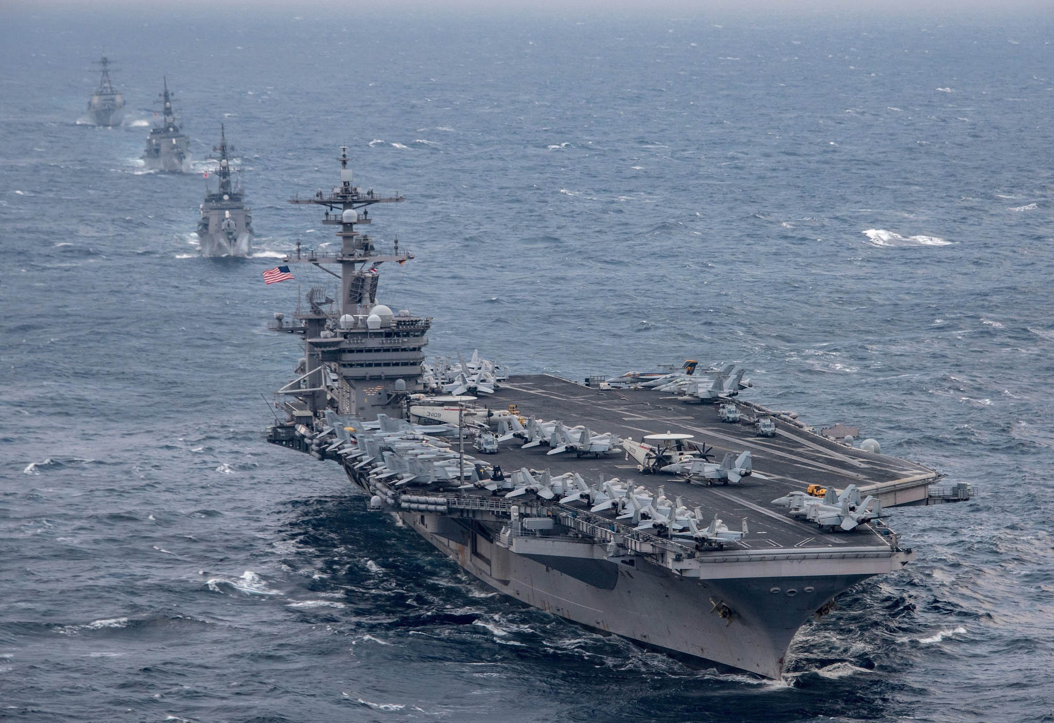 美军航母航行至中国东海 日本军舰随行