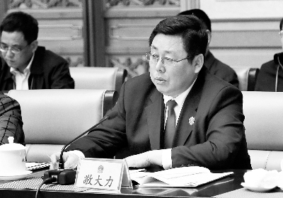 全国人大代表、北京市人民检察院检察长敬大力在北京团昨天下午举行的全团会上发言 摄/记者 李洁 陈斯