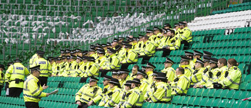 苏超联赛警察全程 护送 球迷 避免观赛冲突