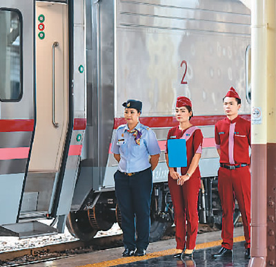 在泰国曼谷华兰蓬火车站，工作人员在一列中国制造的新列车前待命。新华社记者　李芒茫摄