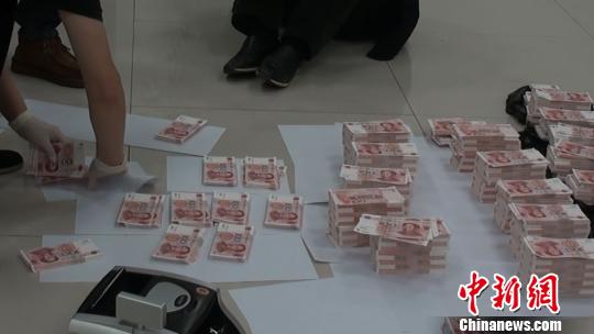 民警正在清点查获的假币。 警方供图