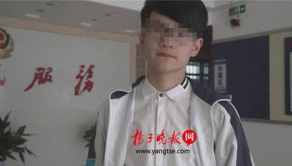 　　被抢时，这名学生表现得很平静。 图由淮安警方提供。 