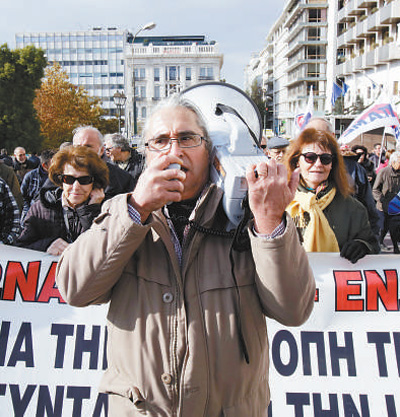 2016年12月8日，为解决当前希腊严重的债务危机，欧盟和国际货币基金组织计划了一项劳动改革和财政紧缩削减方案。希腊民众在雅典举行24小时大罢工抗议此决定。人民视觉