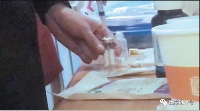 ▲3月11日,六里桥一快捷酒店客房内,“医生”拿着注射器,正在为打瘦脸针顾客配药。 新京报记者 大路 摄