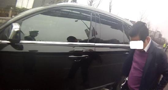 驾照暂扣还开车 无视法律被拘留