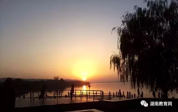 湖南理工学院的南湖实在美的让人心醉,特别是黄昏之时去湖边看晚霞,简直分分钟被美哭。