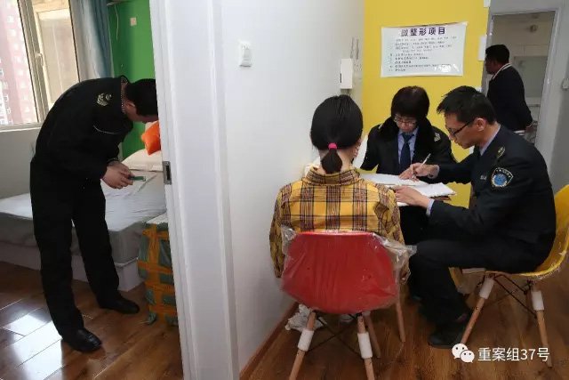 ▲3月13日,姚家园8号院7号楼2单元1104室,执法人员正对涉嫌销售非法美容针剂人员(黄格子衬衣)做笔录。 新京报记者 大路 摄。