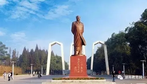 三拱门作为湘潭大学的标志性建筑之一,亦是湘潭大学的重要形象代表,蕴含着丰富的精神文化内容。