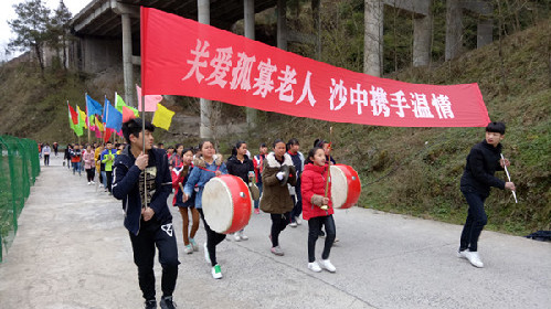 石柱沙子中学:学雷锋 关爱孤寡老人在行动