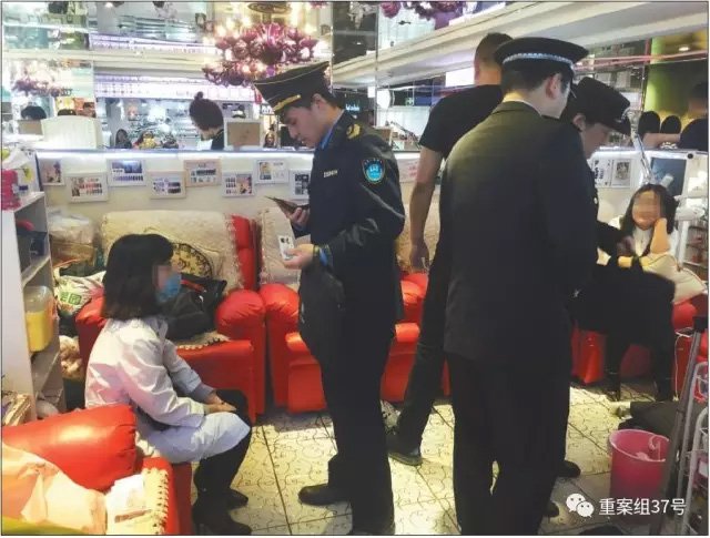 ▲3月14日,崇文门搜秀三楼美甲区一美甲店,执法人员正在讯问身穿白大褂给别人注射肉毒素的女子,并在现场检查。 新京报记者 大路 摄。