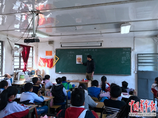 　　同心实验学校卢新晨老师正在性教育课上为学生教授“月经和遗精”的章节。中国青年报·中青在线记者 程盟超/摄