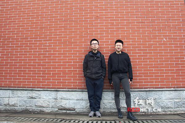 谭宋雅琪[右]和唐斯晨[左]是长郡中学美国AP课程中心的学生。