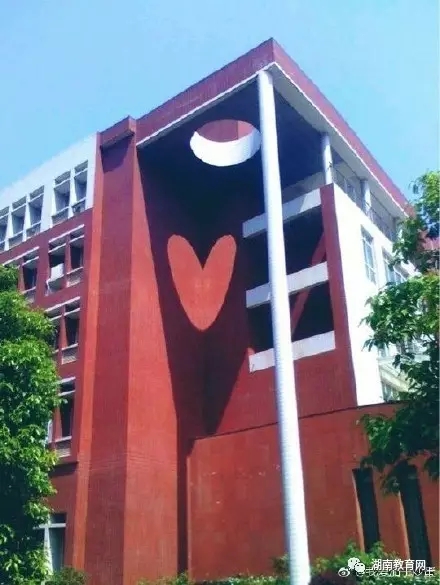 长沙理工大学以红白理工建筑为主,多偏结构型,气势恢宏,简单大气。