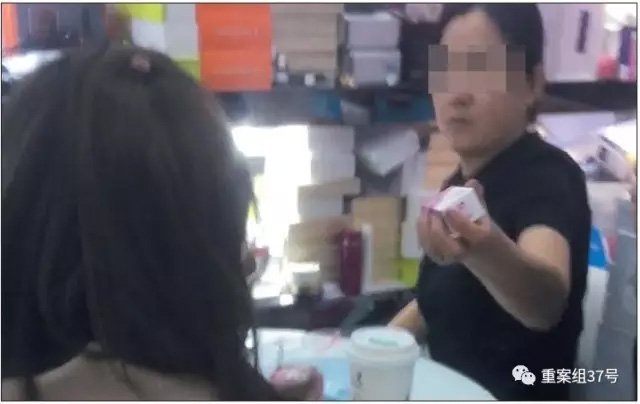 ▲3月7日,美博汇一家卖美容产品的店,店主拿出“粉毒”展示。 新京报记者 大路 摄