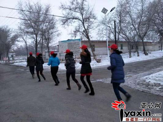 新疆沙湾县柳毛湾皇渠新村工作队驻村的一天