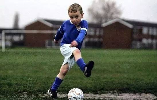 作为家长,应该如何正确引导孩子对足球的兴趣