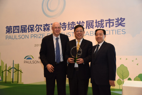 保尔森(左)与农业部副部长屈冬玉(右)共同为获奖代表成都市副市长刘烈东颁奖。