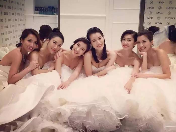 安以轩请的伴娘果然是她们明星婚礼现场总有一群盛世美颜