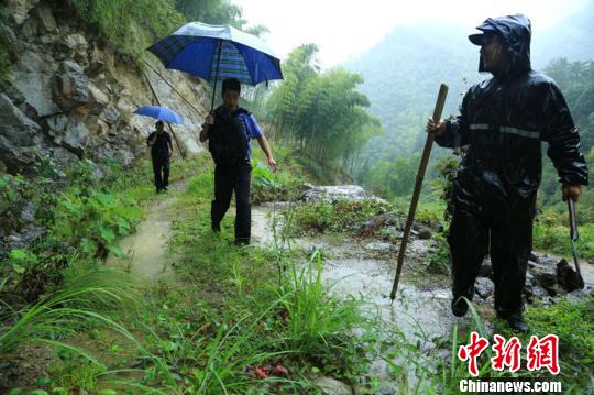 图为：缙云公安在山中寻找失联人员。　朱晋葶　摄