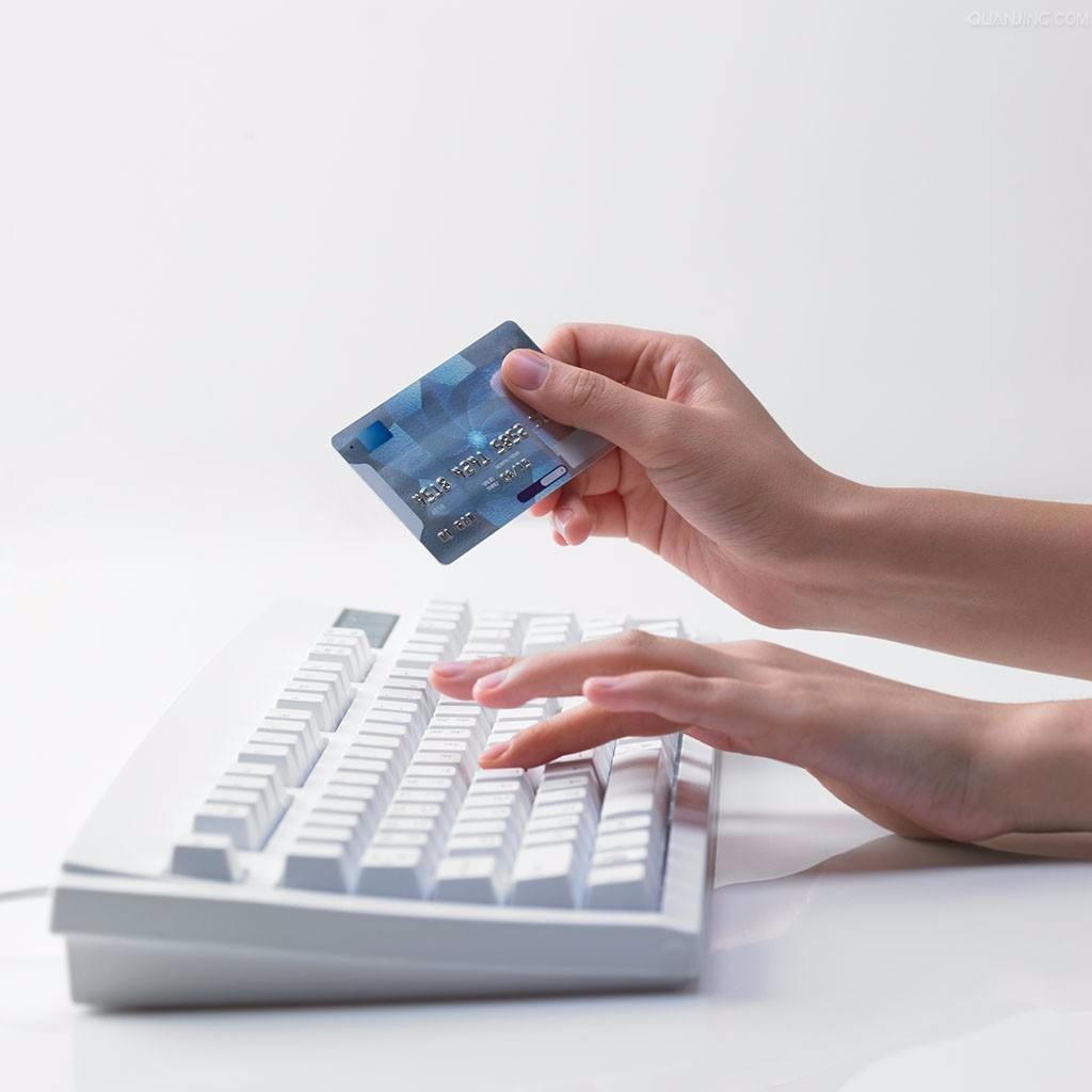 信用卡在还款时最低还款好还是分期付款好?