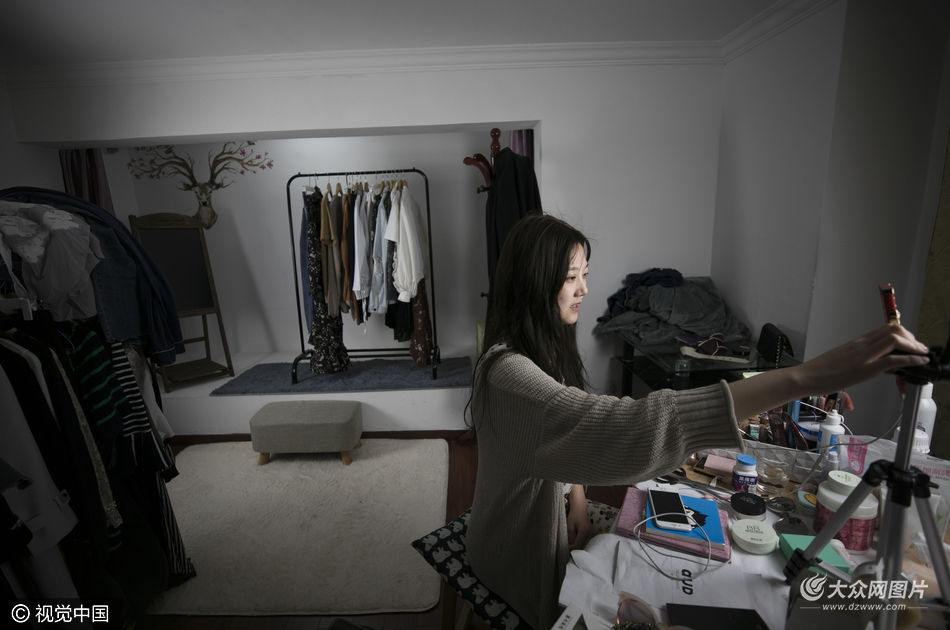 月收入4万_出国打工去日韩OUT了,去新西兰贴瓷砖月入4万(2)