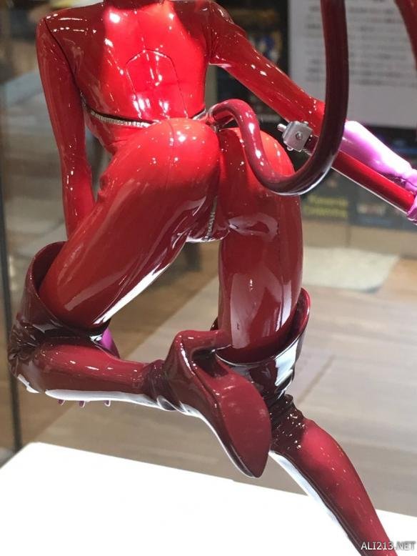 《女神异闻录5》高卷杏手办 紧身皮衣肆意摆弄