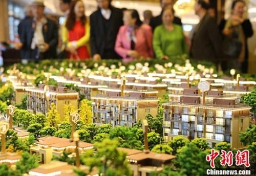 资料图:购房者在北京亦庄某楼盘进行买房或咨询。