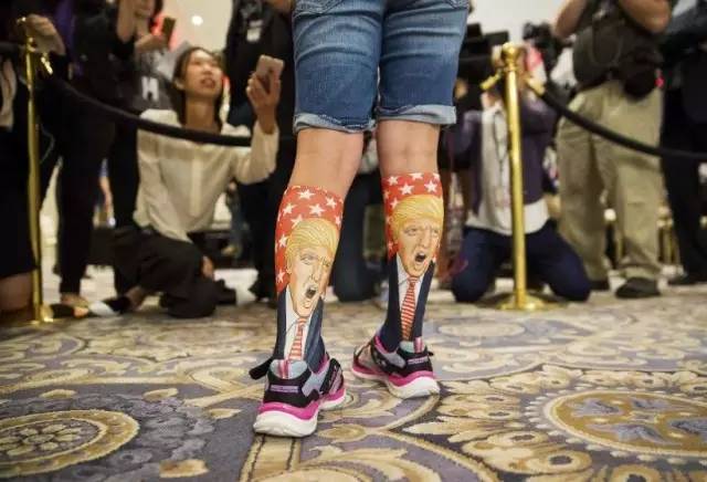  ▲图为穿着特朗普袜子的Millie在接受众多媒体采访，表达她对特朗普的种种支持