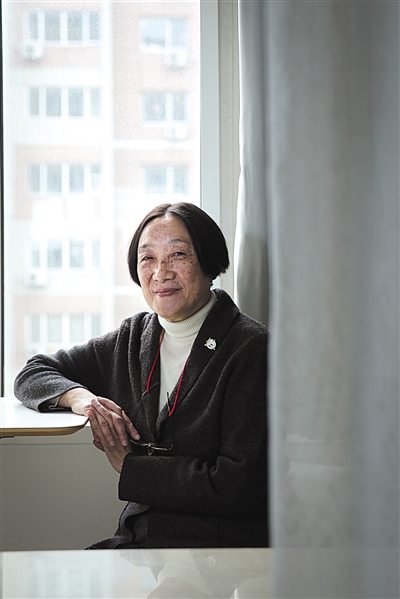 ▲罗点点,开国大将罗瑞卿之女,1951年出生在北京,毕业于上海第二军医大学医疗系,临床从医多年。2006年,罗点点创办“选择与尊严”网站,倡导生前预嘱和尊严死。2013年,罗点点和陈毅之子陈小鲁等一起创办北京生前预嘱推广协会。著有《我的死亡谁做主》。新京报记者 彭子洋 摄