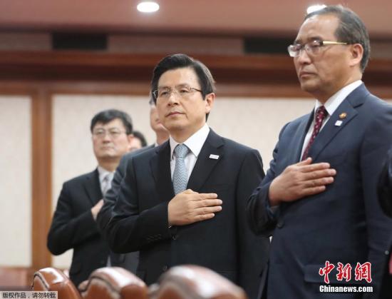 儿子放弃工作陪女友不到1年欠90万 盲父帮还债