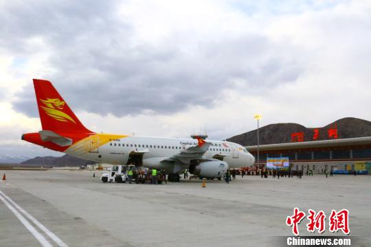 首都航空公司执行的航班JD5207降落在青海省玉树巴塘机场。　孟君　摄