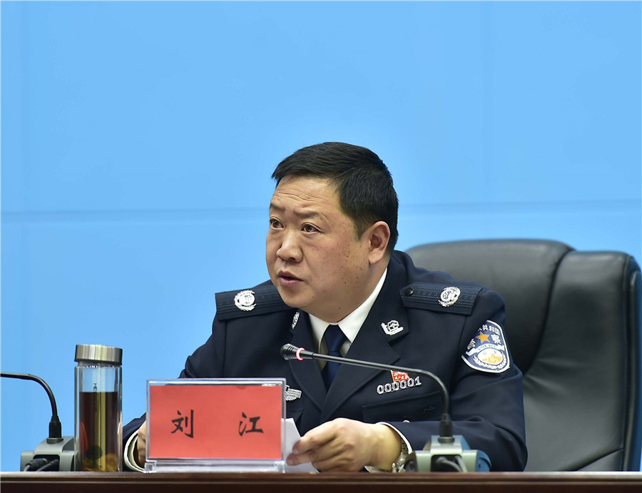 刘江出席公安消防总队宣布干部退休命令大会并