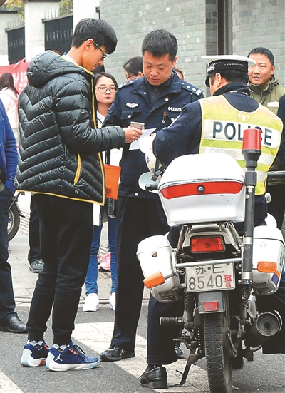 迟到考生，警车专送。