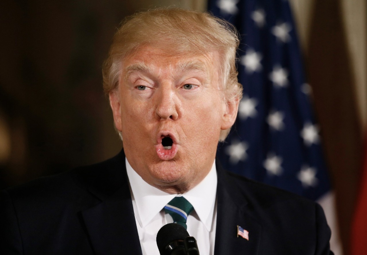 尴尬 | 在一场重要会晤中特朗普的肢体语言很受