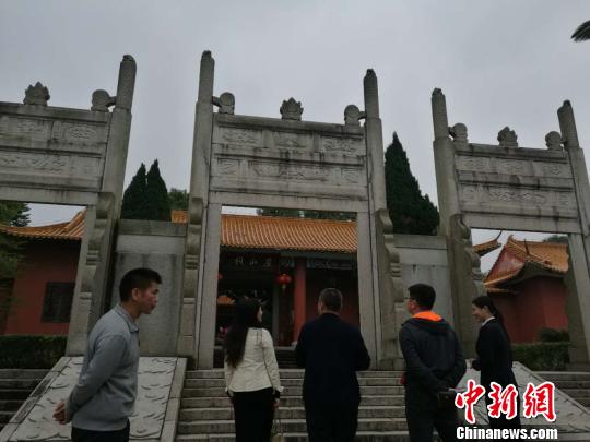 游客参观纪念崖山宋元大海战的崖山祠 唐贵江 摄