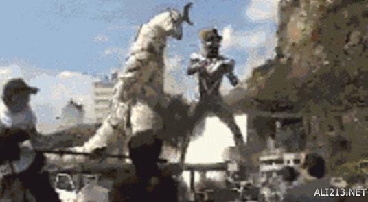 没有特效纯靠手工!真实奥特曼拍摄现场揭示惊