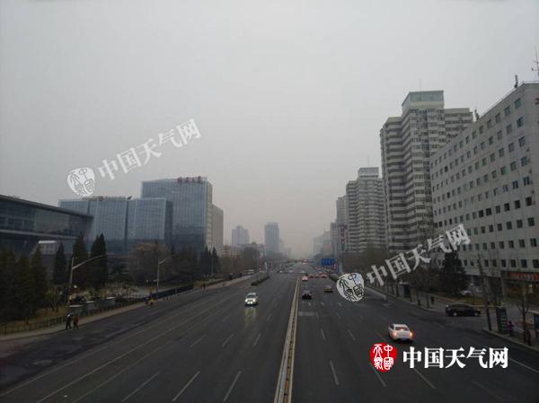 3月20日7时许，北京能见度较差。