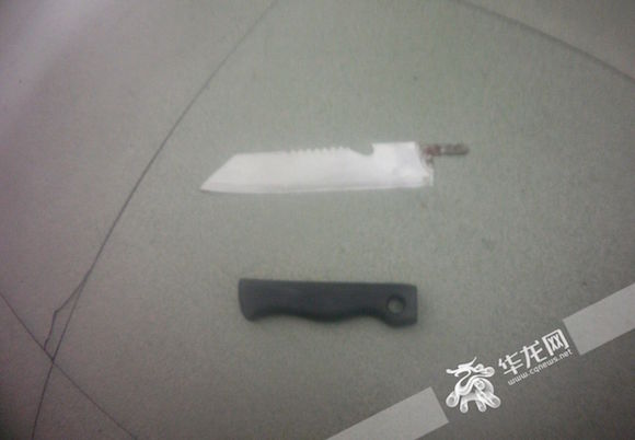 “从天而降”的刀。巴南警方供图。