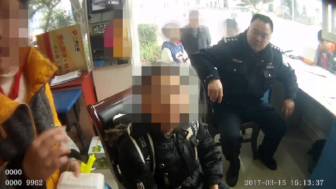 小女孩母亲去世遭同学刺激 爸爸为女儿出头掌