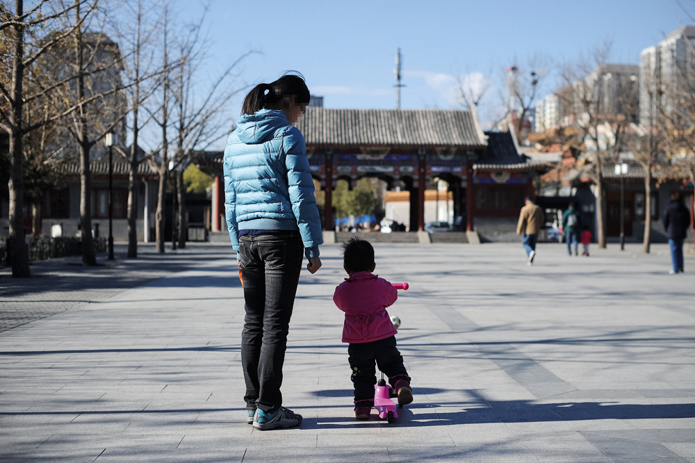 中国的代孕产业处于法律不禁、政府不允的灰色状态，许多需求者担心法律和道德风险，转赴海外寻求代孕。图/CFP