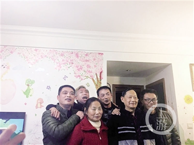 时隔30年,身穿红衣的刘正碧和哥哥(右二)终于团聚。