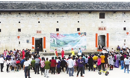 位于镇岚乡的东生围围屋前,正在演出采茶戏。安远 ...