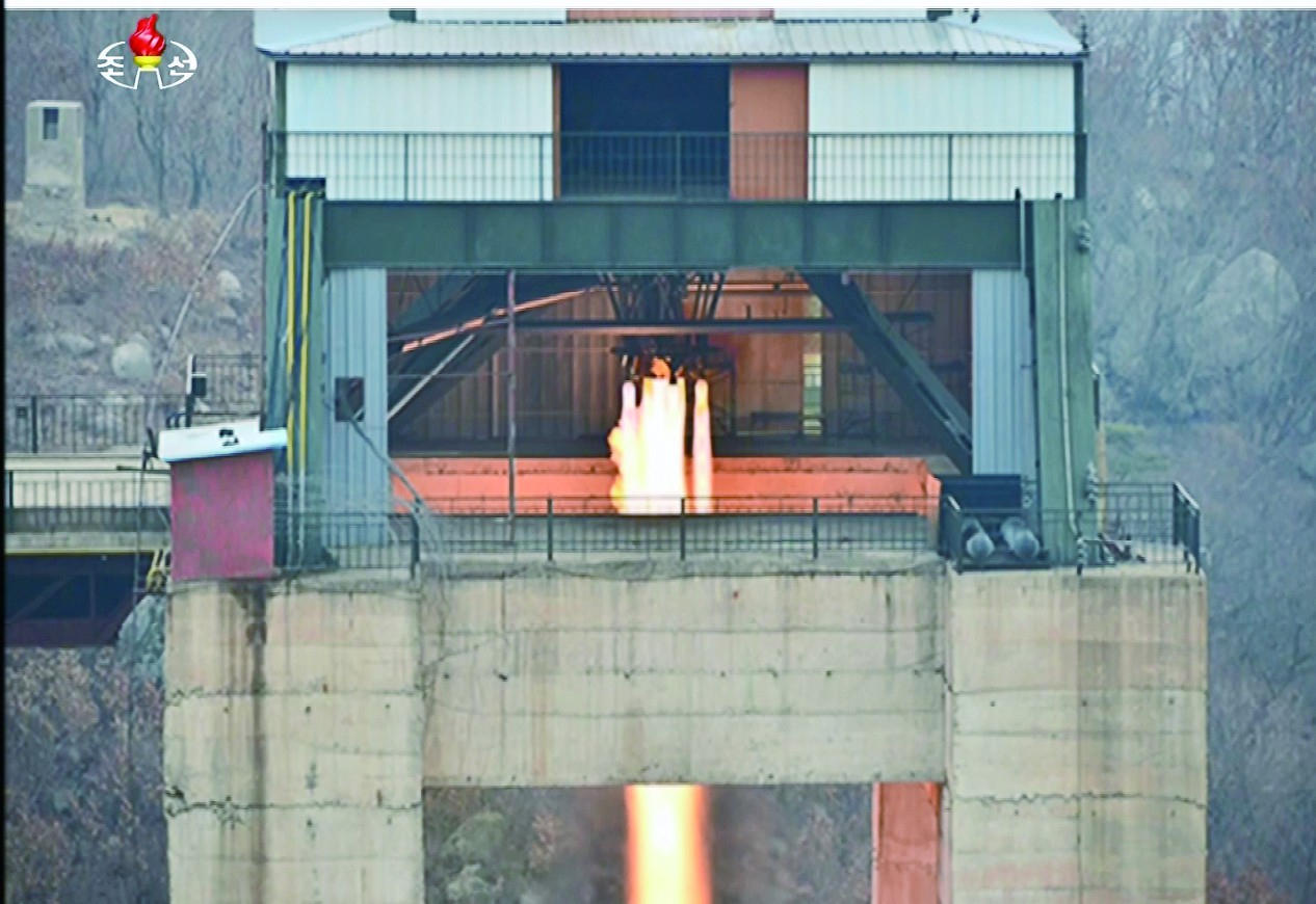 朝鲜进行了新型大功率火箭发动机地面点火试验 