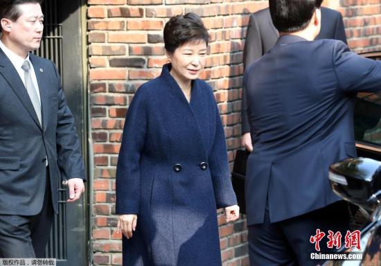 当地时间3月21日,韩国检察厅特别调查本部传唤前总统朴槿惠,对她受贿、滥用职权等嫌疑进行调查。