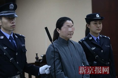 被告人孟某在法庭上受审。新京报记者 王贵彬 摄