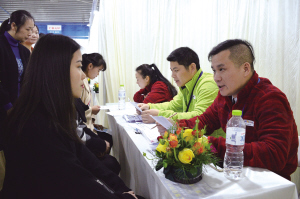 重庆招聘会_重庆:招聘会走进公租房社区为居民送岗位(2)